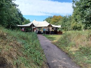 Paviljoen tent in het bos - Nijkerkse Fiets4daagse 2025 dag 4 route grebbelinie