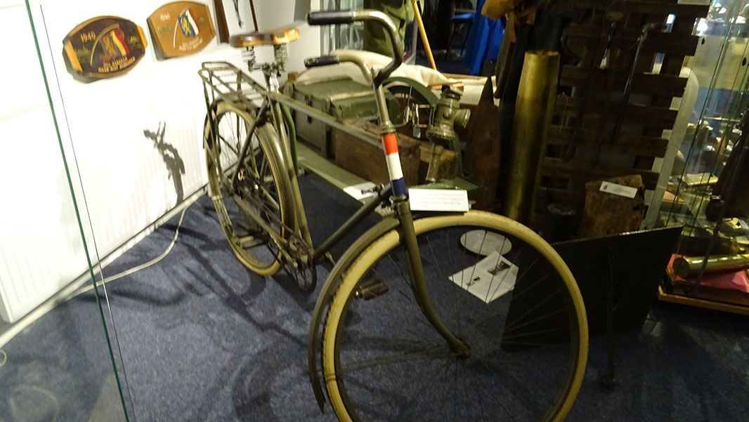 de dienstfiets anno 1938 in het museum - nijkerkse fiets4daagse dag 4 grebbelinie door de fluitende fietser herman