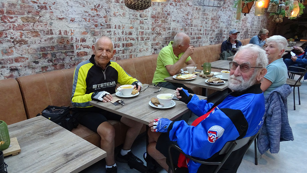Wim en Herman aan de soep - nijkerkse fiets4daagse dag 4 grebbelinie door de fluitende fietser herman