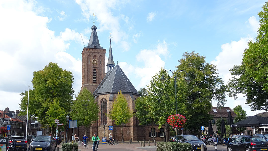 monumentale kerk in Scherpenzeel - nijkerkse fiets4daagse dag 4 grebbelinie door de fluitende fietser herman
