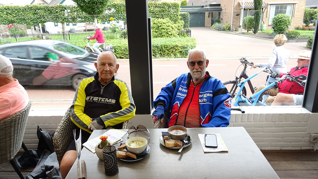 bekende fietsers in De Hessenkar- nijkerkse fiets4daagse dag 4 grebbelinie door de fluitende fietser herman