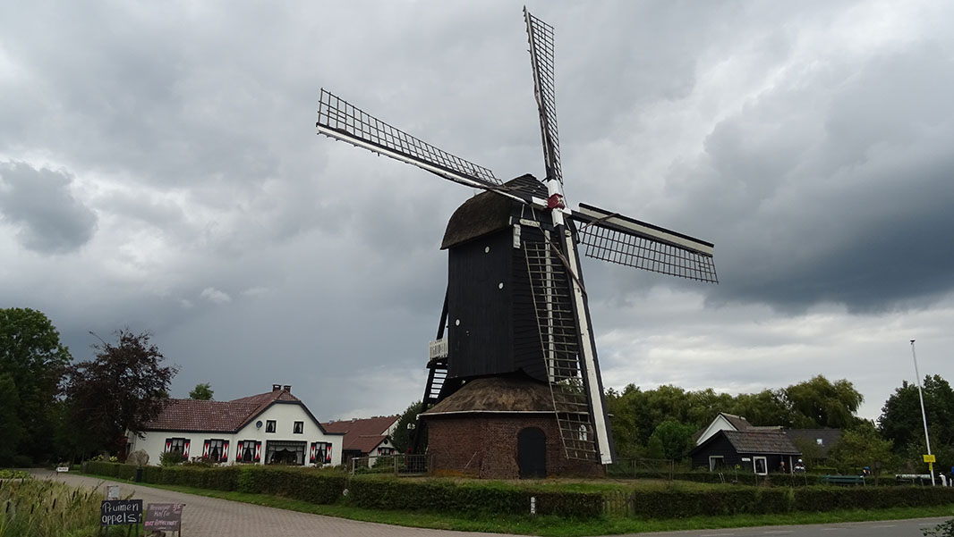 molen Den Olden Florus - nijkerkse fiets4daagse dag 4 grebbelinie door de fluitende fietser herman
