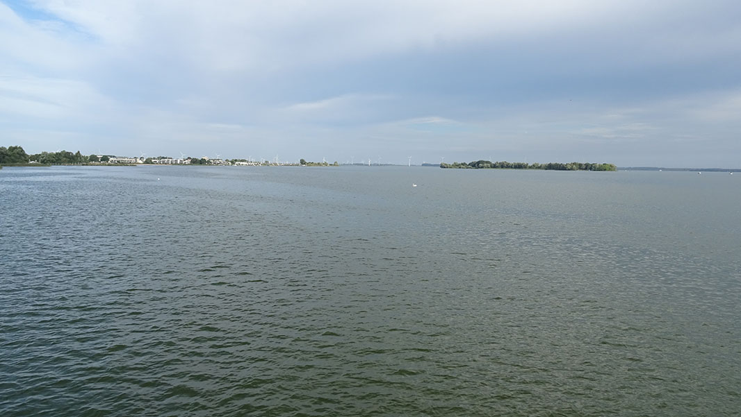 Uitzicht vanaf de veerboot nijkerkse fietsvierdaagse dag 3 oude en nieuwe land blog de fluitende fietser
