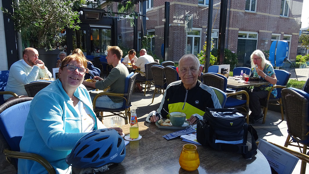  Met Ankie op het terras van De Boterlap nijkerkse fietsvierdaagse dag 3 oude en nieuwe land blog de fluitende fietser